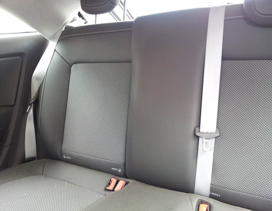 Vauxhall Corsa Design seat-belt-centre-rear